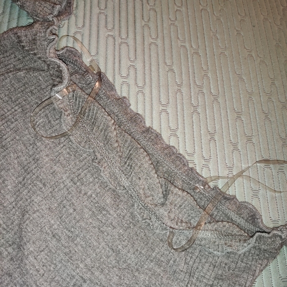 NWOT Sexy Cold Off Shoulder Cami Crop Top Light Grey - Picture 5 of 7